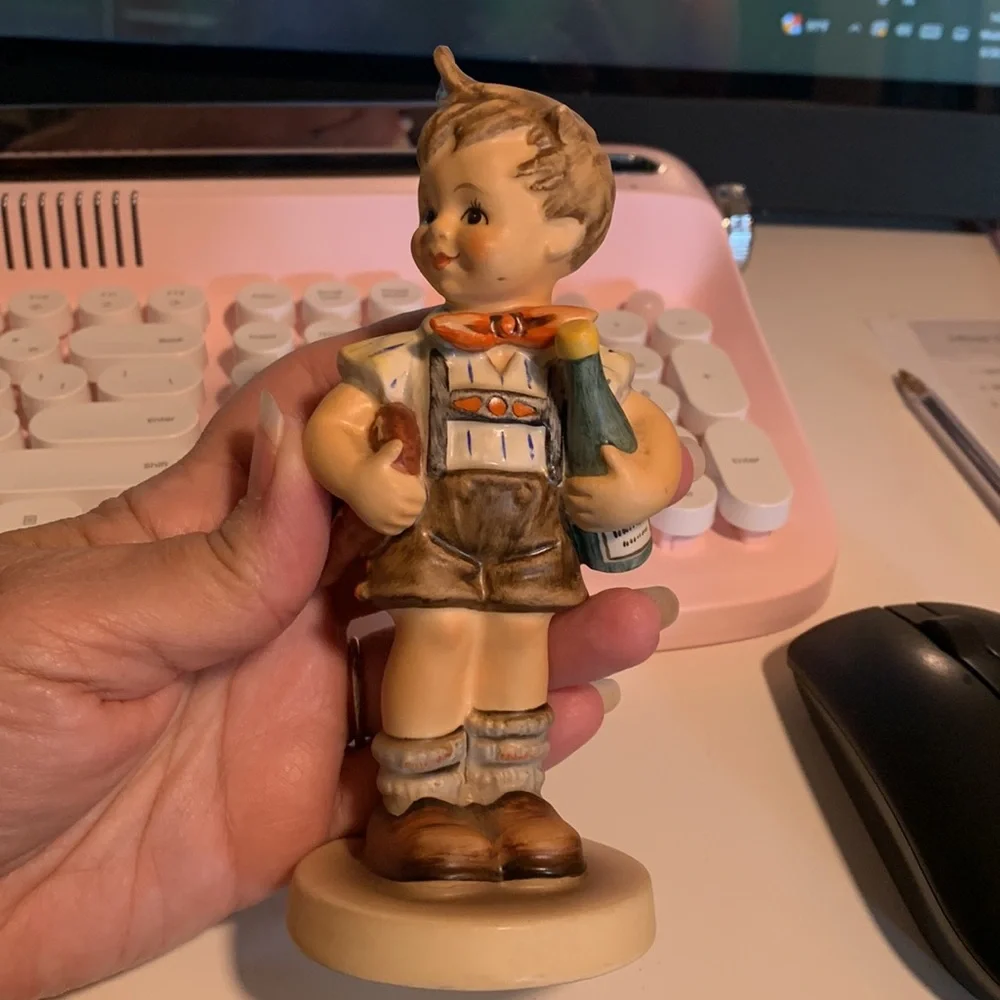 M J Hummel “Valentine Joy” 399 BOY figurine - Picture 3 of 3